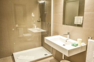 Grand Hotel Europa superior bathroom